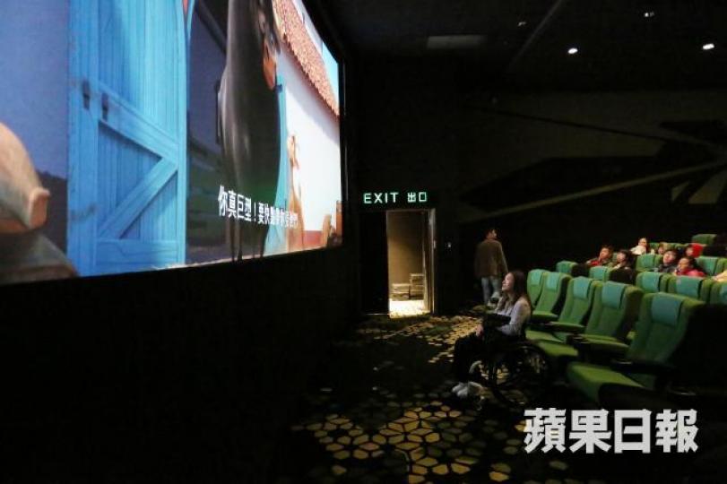 ■嚴楚碧指戲院把輪椅位劃在距離銀幕最近的首兩行,要長時間仰頭,很快便會感到不適。 ■嚴楚碧指戲院把輪椅位劃在距離銀幕最近的首兩行,要長時間仰頭,很快便會感到不適。