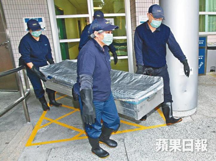 ■6歲男童昨在商場暈倒後送院不治,仵工將屍體運走待化驗。 ■6歲男童昨在商場暈倒後送院不治,仵工將屍體運走待化驗。