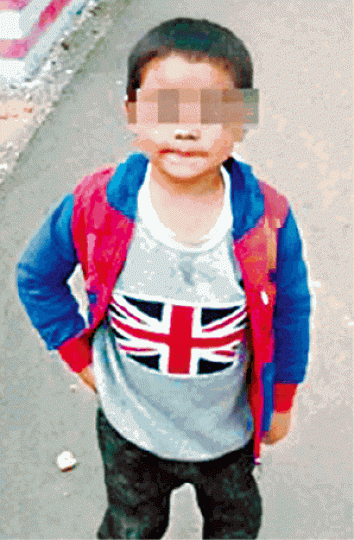 ■其中一名中毒身亡童。■當地小學籌得約270元人民幣幫助陳家。■雖然中共推行煤改氣,但仍有兒童因燒柴中毒而死。 資料圖片 ■其中一名中毒身亡童。■當地小學籌得約270元人民幣幫助陳家。■雖然中共推行煤改氣,但仍有兒童因燒柴中毒而死。 資料圖片
