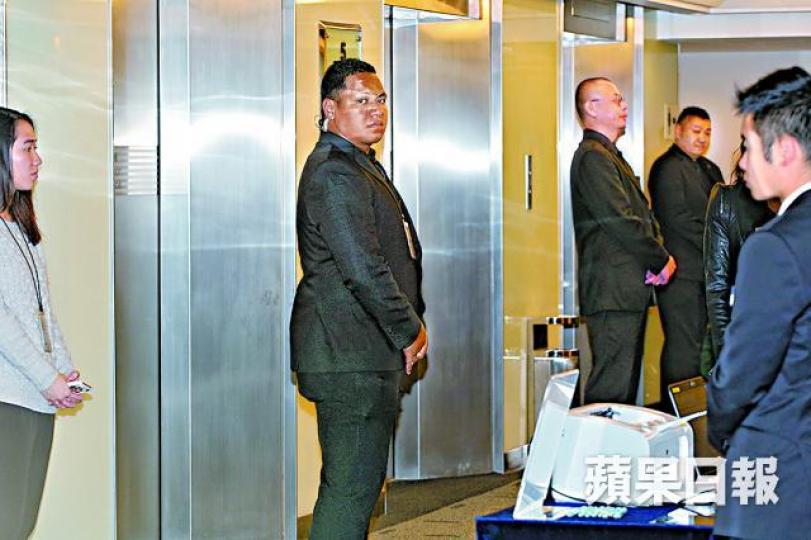 ■康宏股東會保安森嚴,出入口有保安駐守。李潤芳攝 ■康宏股東會保安森嚴,出入口有保安駐守。李潤芳攝