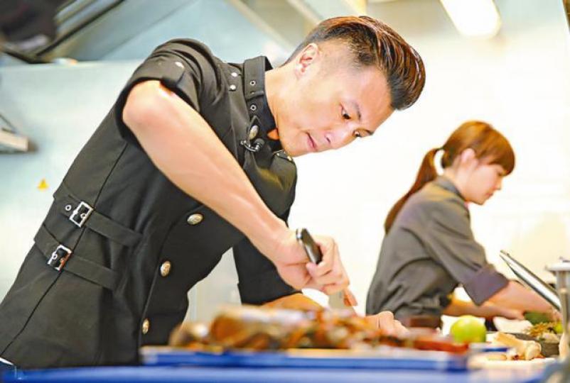 ■謝霆鋒忙為《十二道鋒味》拍攝時,不忘創作。
■謝霆鋒忙為《十二道鋒味》拍攝時,不忘創作。