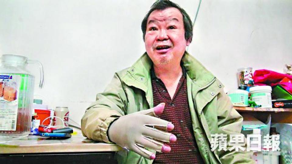 ■水吧師傅吳永光稱入冬後皮膚痕癢難熬,而且壓力衣太貼身,難以脫掉。麥超億攝■土瓜灣茶記於7月發生爆炸,現時店主失聯,店員索償受阻。資料圖片 ■水吧師傅吳永光稱入冬後皮膚痕癢難熬,而且壓力衣太貼身,難以脫掉。麥超億攝■土瓜灣茶記於7月發生爆炸,現時店主失聯,店員索償受阻。資料圖片