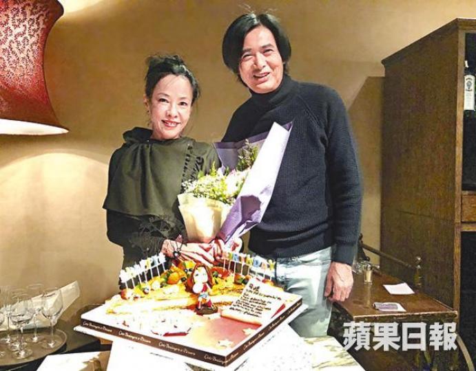 ■發哥開金口為老婆唱「生日快樂」歌,令發嫂甜到漏。■生日蛋糕以「神奇女俠」造型,皆因發嫂多年來為發哥打點一切無所不能,似足「神奇女俠」。 ■發哥開金口為老婆唱「生日快樂」歌,令發嫂甜到漏。■生日蛋糕以「神奇女俠」造型,皆因發嫂多年來為發哥打點一切無所不能,似足「神奇女俠」。