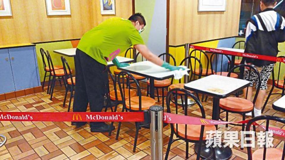 ■男童暈倒後曾被抬入鄰近麥當勞休息;職員晚上為店舖全面消毒。溫瑞麟攝 ■男童暈倒後曾被抬入鄰近麥當勞休息;職員晚上為店舖全面消毒。溫瑞麟攝