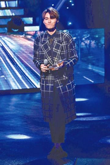 ■身為星夢歌手的胡鴻鈞昨晚當然有份奪獎。■JW前晚失落勁爆頒獎禮,昨晚終在《勁歌》總選擸獎。■顏卓靈(圖)大熱倒灶只獲新人銀獎,金獎由星夢歌手谷微爆冷奪得。■前港姐(左起)馮盈盈、蔡思貝、黃心穎、邵珮詩和張寶兒(右二)咪嘴跳舞。 ■身為星夢歌手的胡鴻鈞昨晚當然有份奪獎。■JW前晚失落勁爆頒獎禮,昨晚終在《勁歌》總選擸獎。■顏卓靈(圖)大熱倒灶只獲新人銀獎,金獎由星夢歌手谷微爆冷奪得。■前港姐(左起)馮盈盈、蔡思貝、黃心穎、邵珮詩和張寶兒(右二)咪嘴跳舞。