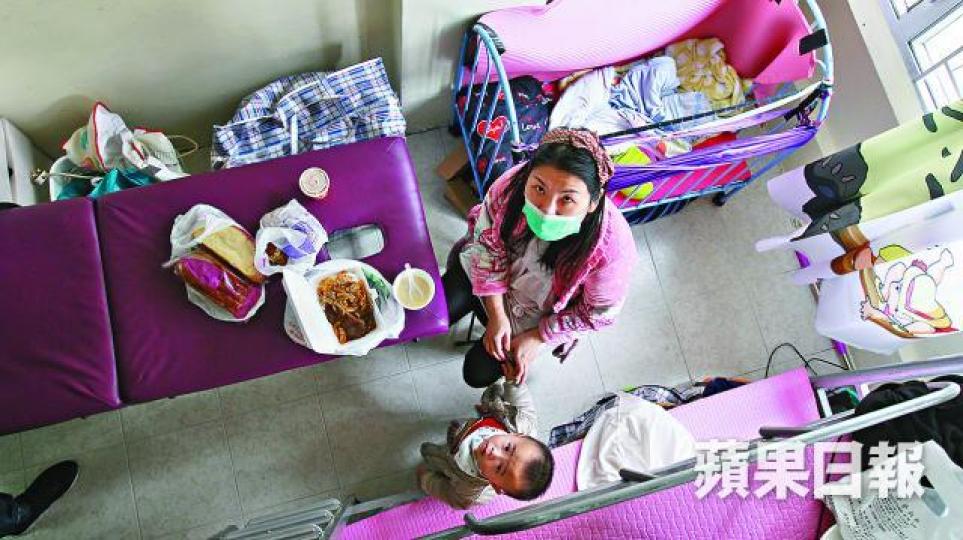 ■王小姐與兒子租住富安大廈一個百呎劏房,只有碌架床、嬰兒床等簡單家具。張軍攝 ■王小姐與兒子租住富安大廈一個百呎劏房,只有碌架床、嬰兒床等簡單家具。張軍攝