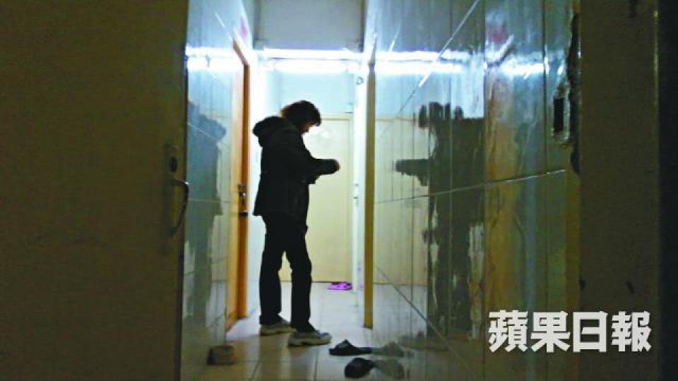 ■地產經紀美姐表示,土瓜灣美景樓一期較早前一個凶宅劏房,屍體搬走後第二日就有客承租。張軍攝■租住荃灣河背街兇殺案的凶宅劏房,彭女士指窮比鬼可怕。黃學潤攝■廣東道萬福樓劏房早前發生殺女肢解案,仵工將殘肢移送殮房,業主稱裝修可再租出。 ■地產經紀美姐表示,土瓜灣美景樓一期較早前一個凶宅劏房,屍體搬走後第二日就有客承租。張軍攝■租住荃灣河背街兇殺案的凶宅劏房,彭女士指窮比鬼可怕。黃學潤攝■廣東道萬福樓劏房早前發生殺女肢解案,仵工將殘肢移送殮房,業主稱裝修可再租出。