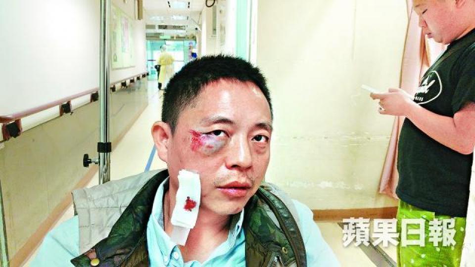 ■深圳爸爸懷疑購入假iPhone,昨來港到先達要求退款,但遭人打至眼腫。劉柏麟攝■先達廣場內有店舖曾因出售假iPhone而被定罪。 ■深圳爸爸懷疑購入假iPhone,昨來港到先達要求退款,但遭人打至眼腫。劉柏麟攝■先達廣場內有店舖曾因出售假iPhone而被定罪。
