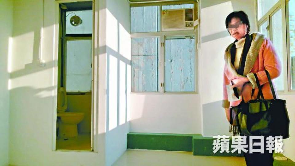 ■工廈劏房設有獨立廁所及冷氣,經紀稱幾乎全部租出。■今年8月葵涌美適工廈疑有人玩魔術起火,3人燒死。 ■工廈劏房設有獨立廁所及冷氣,經紀稱幾乎全部租出。■今年8月葵涌美適工廈疑有人玩魔術起火,3人燒死。