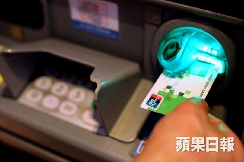 ■本港ATM的銀聯提款金額大增。 ■本港ATM的銀聯提款金額大增。