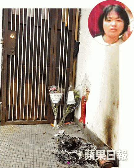 ■殺女肢解案單位外有人放置花束悼女童(小圖)。 ■殺女肢解案單位外有人放置花束悼女童(小圖)。