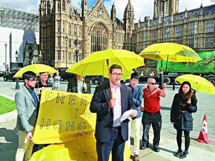 ■羅哲斯常為本港民主運動發聲,今年9月就在英國紀念傘運3周年。■一向關注東南亞人權狀況的羅哲斯在倫敦的家接受訪問。彭碧珊攝 ■羅哲斯常為本港民主運動發聲,今年9月就在英國紀念傘運3周年。■一向關注東南亞人權狀況的羅哲斯在倫敦的家接受訪問。彭碧珊攝