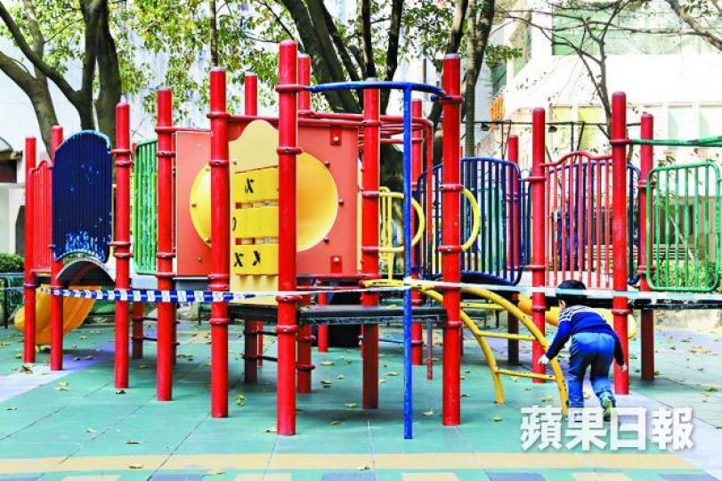 ■猝死男童住所附近的遊樂場昨被圍封。梁瑞帆攝 ■猝死男童住所附近的遊樂場昨被圍封。梁瑞帆攝