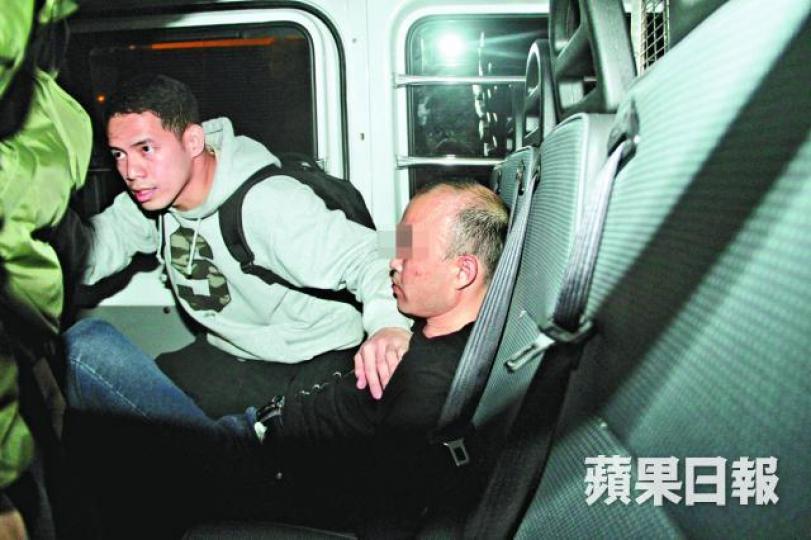 ■警方將拘捕的韋家幫竊匪押返警署調查。 ■警方將拘捕的韋家幫竊匪押返警署調查。