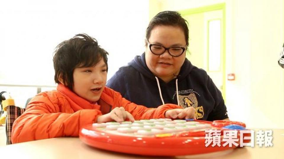 今年12歲的柏慧,是染色體異常7q綜合症的患者。主診醫生杜啟竣(右)自柏慧嬰兒時期已接手個案。柏慧媽媽(右)沒有放棄女兒,反而認為「你生得佢就預左要面對。」受基因病影響,柏慧的肌肉常出現攣縮情況。柏慧捱過了2歲大關,杜啟竣醫生開心的同時,亦有一份擔憂。經歷脊柱融合手術後,柏慧變成不良於行,媽媽只希望女兒能行得走得。 今年12歲的柏慧,是染色體異常7q綜合症的患者。主診醫生杜啟竣(右)自柏慧嬰兒時期已接手個案。柏慧媽媽(右)沒有放棄女兒,反而認為「你生得佢就預左要面對。」受基因病影響,柏慧的肌肉常出現攣縮情況。柏慧捱過了2歲大關,杜啟竣醫生開心的同時,亦有一份擔憂。經歷脊柱融合手術後,柏慧變成不良於行,媽媽只希望女兒能行得走得。
