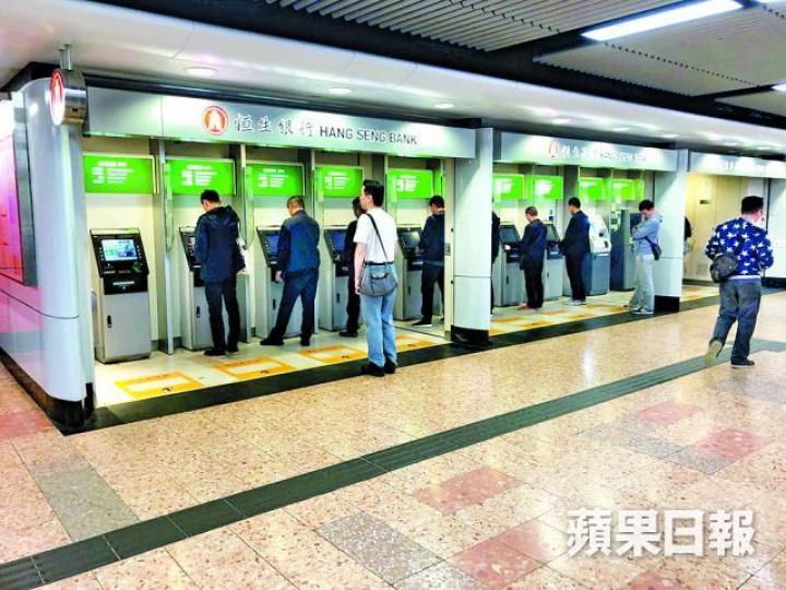 ■日前有報道指7名黑衣男子持多張銀聯卡在旺角港鐵站櫃員機提款,歷時至少半小時。 ■日前有報道指7名黑衣男子持多張銀聯卡在旺角港鐵站櫃員機提款,歷時至少半小時。