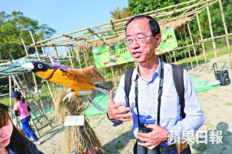 ■林超英熱愛觀鳥,昨帶備望遠鏡到塱原參與收成節。王心義攝 ■林超英熱愛觀鳥,昨帶備望遠鏡到塱原參與收成節。王心義攝