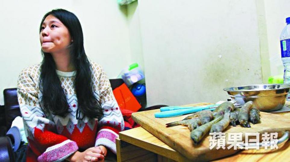 ■湯太嫁來港後發現一家三口要擠在180呎劏房,稱感到十分壓迫。 ■湯太嫁來港後發現一家三口要擠在180呎劏房,稱感到十分壓迫。