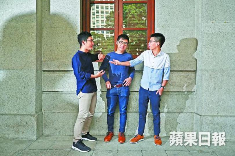 ■儘管經歷驚濤駭浪,(左起)羅冠聰、周永康及黃之鋒畢竟是開朗的年輕人,合照時互相走位,默契十足。何家達攝■羅冠聰(左圖)及周永康(右圖)無悔為理想入獄。 ■儘管經歷驚濤駭浪,(左起)羅冠聰、周永康及黃之鋒畢竟是開朗的年輕人,合照時互相走位,默契十足。何家達攝■羅冠聰(左圖)及周永康(右圖)無悔為理想入獄。