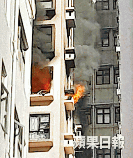 ■起火單位火舌沖天濃煙密佈。■男戶主送院時須敷保濕面膜。 ■起火單位火舌沖天濃煙密佈。■男戶主送院時須敷保濕面膜。