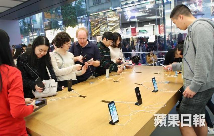 ■蘋果早前因iPhone降速事件,向用戶推出優惠價換電計劃圖補鑊。何柏佳攝 ■蘋果早前因iPhone降速事件,向用戶推出優惠價換電計劃圖補鑊。何柏佳攝