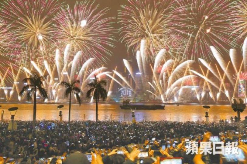 ■維港凌晨舉行除夕煙火匯演,大批市民在尖沙嘴海旁觀賞。王子俊攝■蘭桂坊實施人潮管制措施,無阻市民到場感受新年氣氛。黎樹雄攝■有少女除夕夜到AIA歐陸嘉年華玩攤位後,手持公仔自拍。 陳善南攝 ■維港凌晨舉行除夕煙火匯演,大批市民在尖沙嘴海旁觀賞。王子俊攝■蘭桂坊實施人潮管制措施,無阻市民到場感受新年氣氛。黎樹雄攝■有少女除夕夜到AIA歐陸嘉年華玩攤位後,手持公仔自拍。 陳善南攝