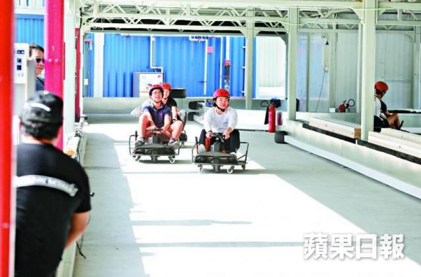 ■購物城內設有攤位,供入場者玩小型電動車。朱永倫攝 ■購物城內設有攤位,供入場者玩小型電動車。朱永倫攝