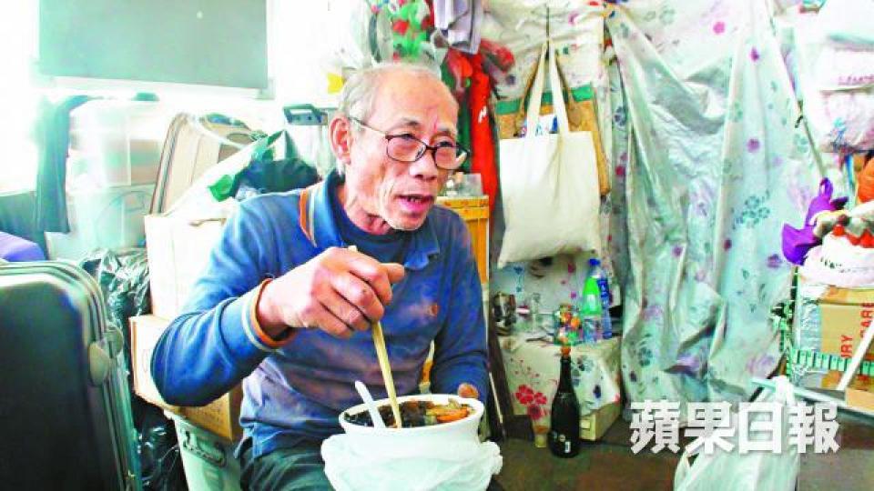 ■常三餐不繼的興哥獲贈飯盒,嘆稱「半年冇食過咁好味嘅飯」。 ■常三餐不繼的興哥獲贈飯盒,嘆稱「半年冇食過咁好味嘅飯」。