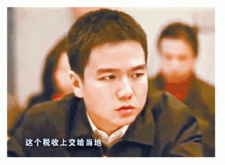 ■縣長徐劉蔚揚言萬達不能帶走一分利潤。■王健林聞言心中有氣,連環發言反擊。■丹寨縣貧困戶領到萬達扶貧基金分紅證。■萬達在貴州建設職業技術學院。 ■縣長徐劉蔚揚言萬達不能帶走一分利潤。■王健林聞言心中有氣,連環發言反擊。■丹寨縣貧困戶領到萬達扶貧基金分紅證。■萬達在貴州建設職業技術學院。