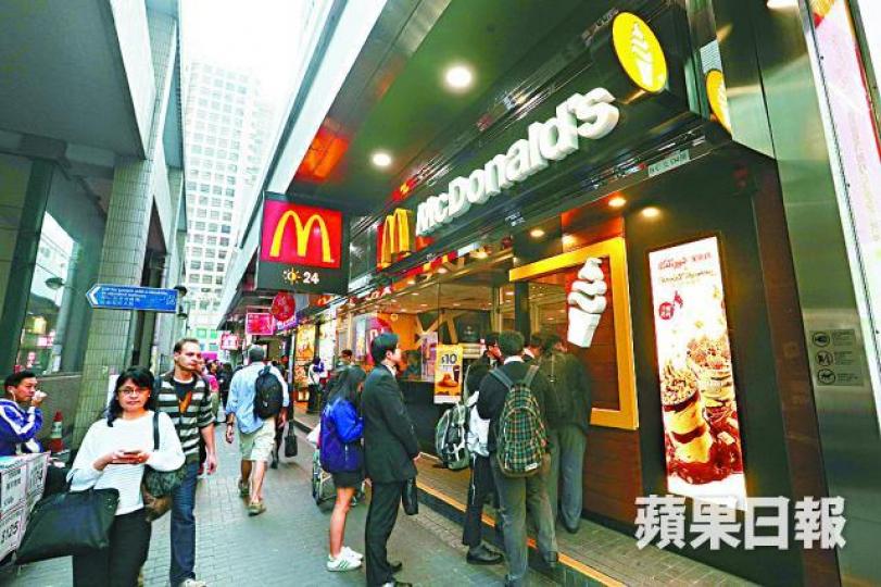 ■麥當勞稱面對營運成本上漲壓力,決定明起加價。資料圖片 ■麥當勞稱面對營運成本上漲壓力,決定明起加價。資料圖片