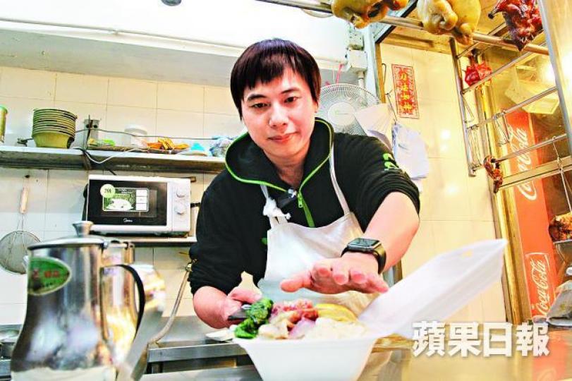 ■燒臘店東阿予希望政府新一年推出更多措施協助長者。黃學潤攝 ■燒臘店東阿予希望政府新一年推出更多措施協助長者。黃學潤攝