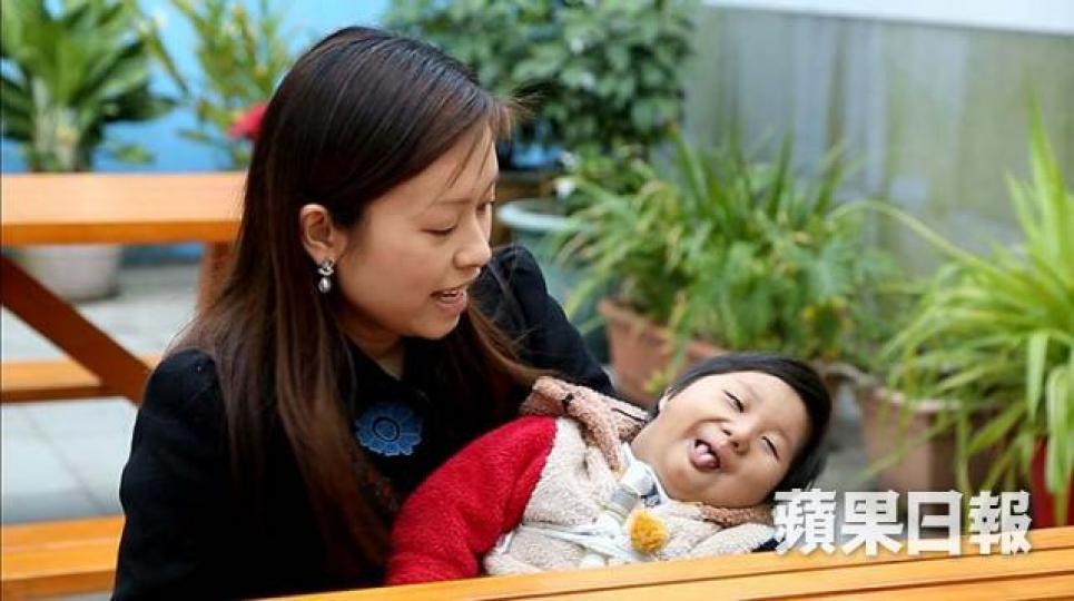 5歲的Jayden是「小頭骨發育不良原始侏儒症II型」患者,但無阻他成為活潑的小朋友。Jayden媽(左)指愛兒的聖誕願望成為Mr. Tall,而自己只望每年跟兒子一起過聖誕。Jayden希望於聖誕節瀡滑梯。能夠到公園瀡滑梯,已經係Jayden最好的聖誕禮物。周淑娟醫生指Jayden的氣管太窄,做手術時只可以用最細的管道。 5歲的Jayden是「小頭骨發育不良原始侏儒症II型」患者,但無阻他成為活潑的小朋友。Jayden媽(左)指愛兒的聖誕願望成為Mr. Tall,而自己只望每年跟兒子一起過聖誕。Jayden希望於聖誕節瀡滑梯。能夠到公園瀡滑梯,已經係Jayden最好的聖誕禮物。周淑娟醫生指Jayden的氣管太窄,做手術時只可以用最細的管道。