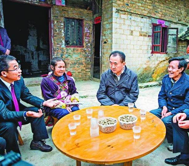 ■王健林(右二)2014年親到丹寨縣探訪村民,豈料扶貧卻遭地方官獅子開大口。 資料圖片 ■王健林(右二)2014年親到丹寨縣探訪村民,豈料扶貧卻遭地方官獅子開大口。 資料圖片