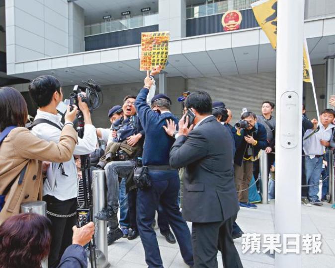 ■昨有示威者持標語闖入公民廣場,試圖衝入旗杆平台,遭保安員阻止。陳善南攝■多名市民成功突圍,走入平台中央示威。■保安午夜將示威者抬離公民廣場。陳善南攝■遊行開始前,有男子突衝前拆毀民陣示威物品,市民合力制止。張志華攝■示威者不滿人大通過一地兩檢及落實《國歌法》,在政總吊起李飛肖像及痰罐。陳善南攝 ■昨有示威者持標語闖入公民廣場,試圖衝入旗杆平台,遭保安員阻止。陳善南攝■多名市民成功突圍,走入平台中央示威。■保安午夜將示威者抬離公民廣場。陳善南攝■遊行開始前,有男子突衝前拆毀民陣示威物品,市民合力制止。張志華攝■示威者不滿人大通過一地兩檢及落實《國歌法》,在政總吊起李飛肖像及痰罐。陳善南攝