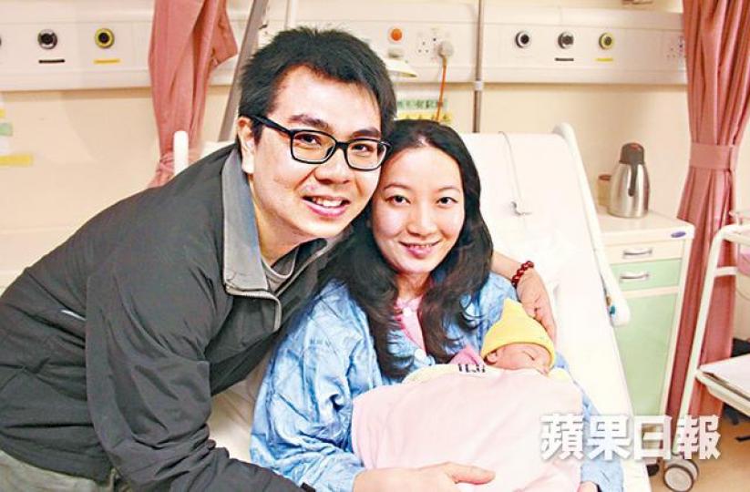 ■黃氏夫婦昨抱起搶閘出世的女兒,十分驚喜。 ■黃氏夫婦昨抱起搶閘出世的女兒,十分驚喜。