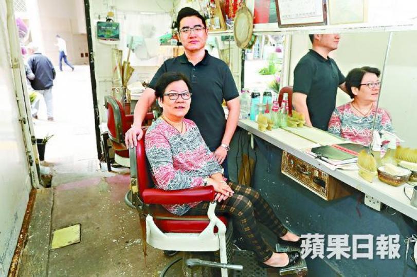 ■劉太坦言不捨後巷舊舖,旁為其子劉嘉誠。 ■劉太坦言不捨後巷舊舖,旁為其子劉嘉誠。
