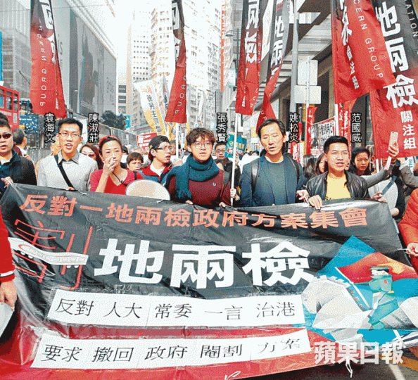 ■4名初選參選人姚松炎、袁海文、范國威及張秀賢昨與陳淑莊等人合力拉起反一地兩檢橫額。陳善南攝■對抗強權縱然艱辛,市民仍堅持走出來。■工黨郭永健於遊行期間在工黨街站宣傳反威權訊息。王心義攝■民協馮檢基昨主力協助職工盟進行「撐海麗工友」行動。許頌明攝 ■4名初選參選人姚松炎、袁海文、范國威及張秀賢昨與陳淑莊等人合力拉起反一地兩檢橫額。陳善南攝■對抗強權縱然艱辛,市民仍堅持走出來。■工黨郭永健於遊行期間在工黨街站宣傳反威權訊息。王心義攝■民協馮檢基昨主力協助職工盟進行「撐海麗工友」行動。許頌明攝
