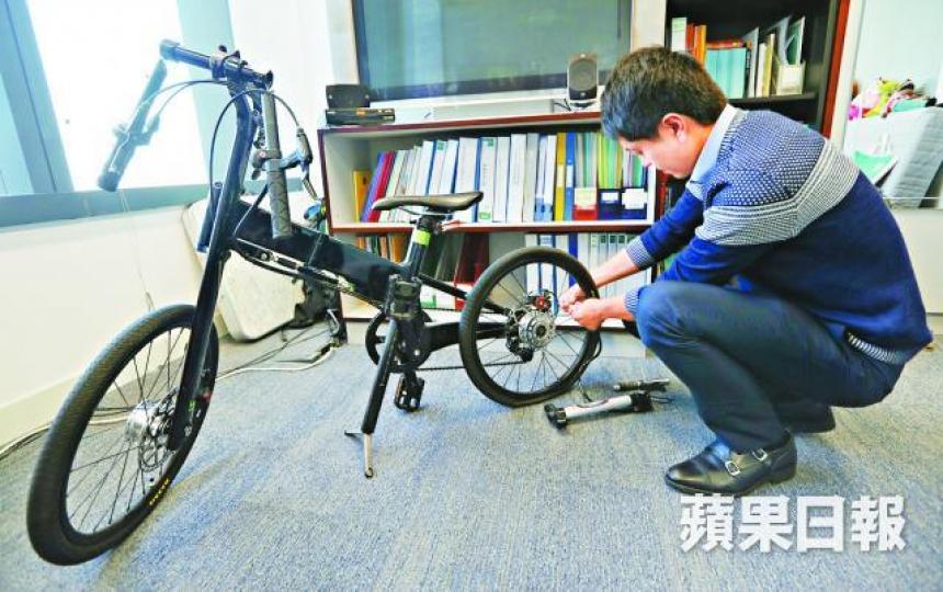 ■提倡環保的許智峯以單車代步。 ■提倡環保的許智峯以單車代步。