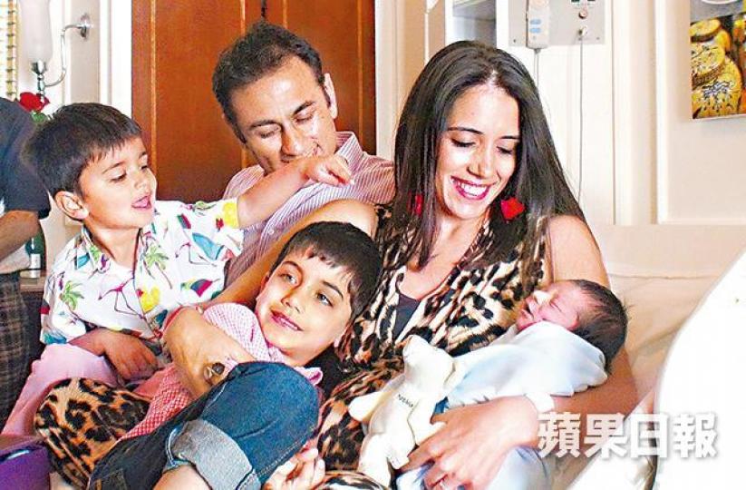 ■Stephanie第3名兒子昨出生,丈夫與另外兩名兒子到醫院探望。 ■Stephanie第3名兒子昨出生,丈夫與另外兩名兒子到醫院探望。