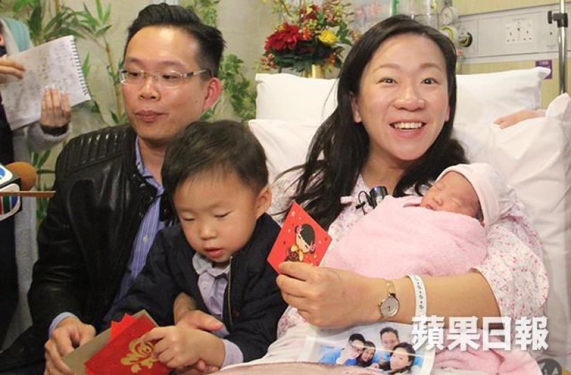 ■陳媽媽昨誕下女兒嘉琳,與丈夫及兒子開心合照。翁鈺輝攝 ■陳媽媽昨誕下女兒嘉琳,與丈夫及兒子開心合照。翁鈺輝攝