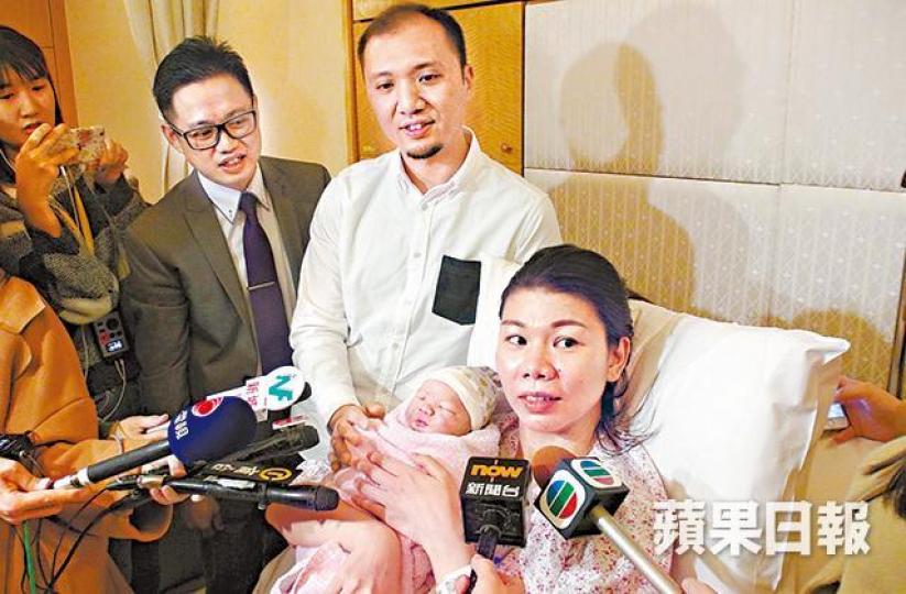■張媽媽昨抱住初生兒子,與張爸爸接受傳媒訪問,她盼望兒子對社會有貢獻。 ■張媽媽昨抱住初生兒子,與張爸爸接受傳媒訪問,她盼望兒子對社會有貢獻。