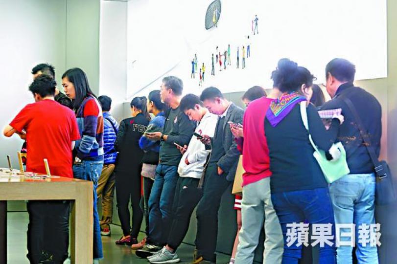 ■銅鑼灣蘋果店昨有不少iPhone用戶查詢換電事宜。■蘋果為iPhone6以上型號手機提供換電優惠。 ■銅鑼灣蘋果店昨有不少iPhone用戶查詢換電事宜。■蘋果為iPhone6以上型號手機提供換電優惠。