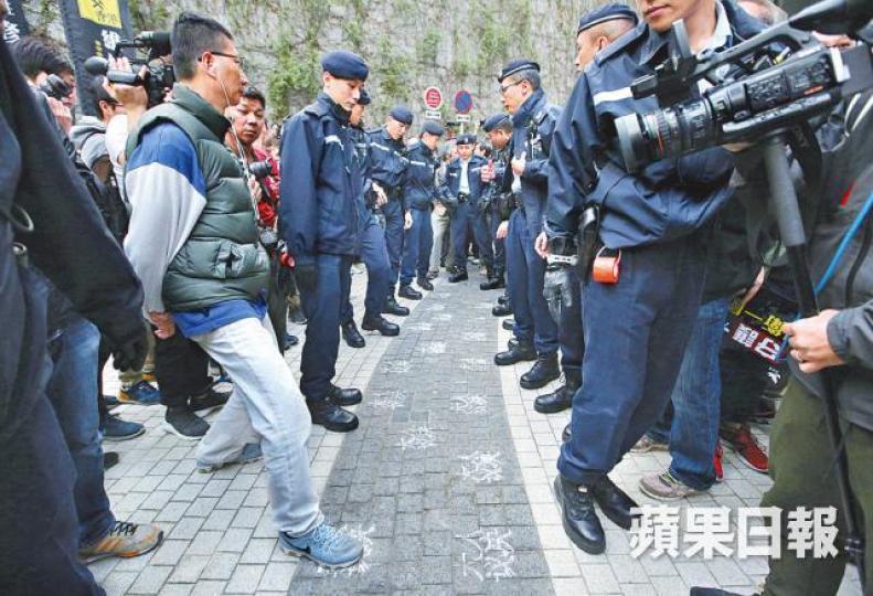 ■有市民在政總內踐踏「人大決議」字句。■示威者穿制服抗議高鐵一地兩檢。 ■有市民在政總內踐踏「人大決議」字句。■示威者穿制服抗議高鐵一地兩檢。