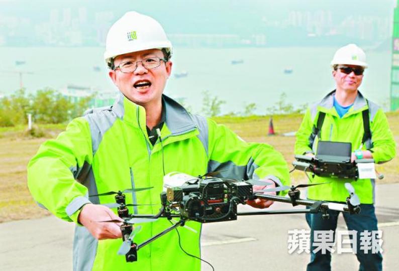 ■區智浩透露八軸無人機穩定性強。張柏基攝 ■區智浩透露八軸無人機穩定性強。張柏基攝