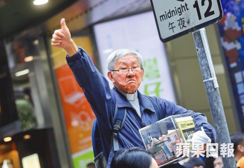 ■陳日君為守護公義基金企街站,籲市民踴躍捐輸。王心義攝 ■陳日君為守護公義基金企街站,籲市民踴躍捐輸。王心義攝