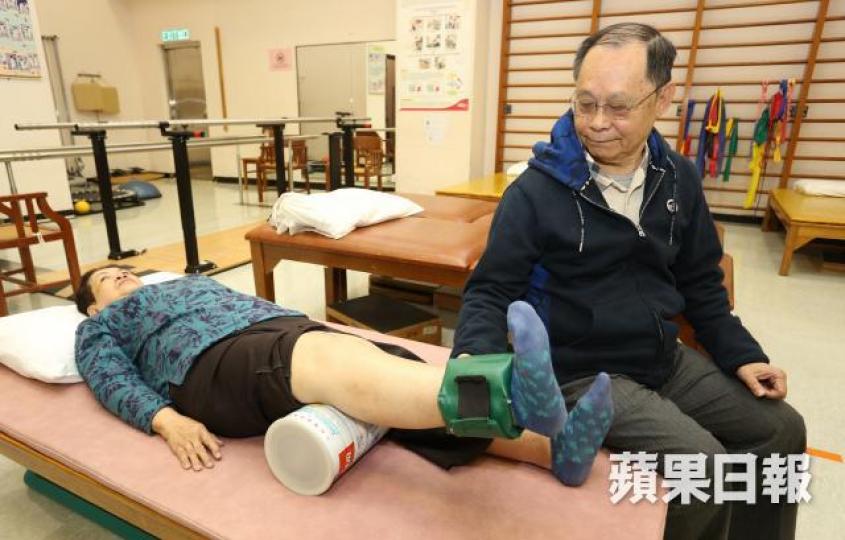 ■馮先生在馮太出院後化身魔鬼教練,督促愛妻定時訓練。 ■馮先生在馮太出院後化身魔鬼教練,督促愛妻定時訓練。