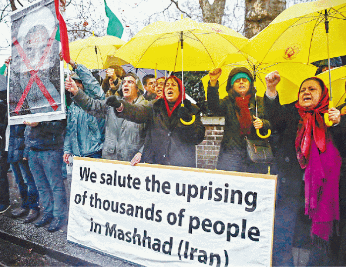 ■伊朗駐英國倫敦大使館外前日有民眾冒雨向伊朗人表達支持。路透社 ■伊朗駐英國倫敦大使館外前日有民眾冒雨向伊朗人表達支持。路透社