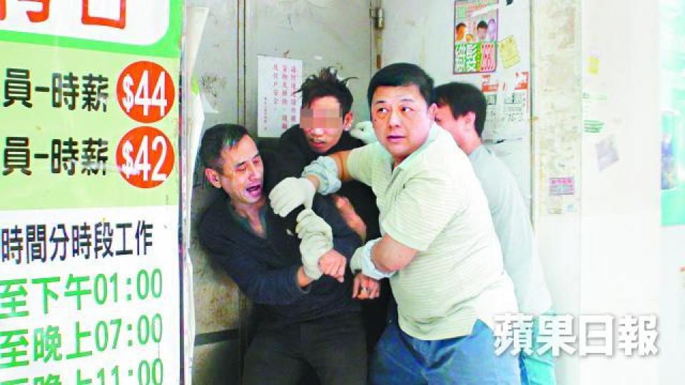 ■四名超市店員合力將賊人制服。 ■四名超市店員合力將賊人制服。
