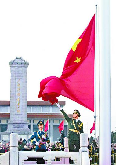 ■解放軍取代武警負責升旗任務。新華社【河南】■開封景點昨叠起熱氣騰騰的小籠包寓意「蒸蒸日上」。中新社【山西】■逾300冬泳愛好者不畏嚴寒,下水慶新年。新華社 ■解放軍取代武警負責升旗任務。新華社【河南】■開封景點昨叠起熱氣騰騰的小籠包寓意「蒸蒸日上」。中新社【山西】■逾300冬泳愛好者不畏嚴寒,下水慶新年。新華社
