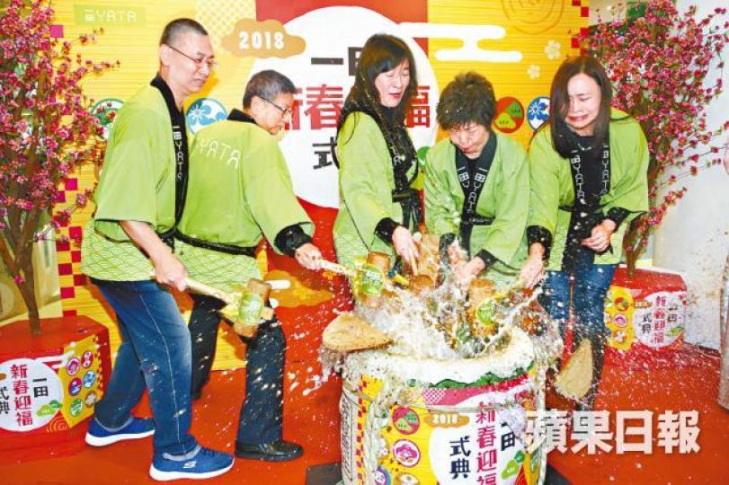 ■黃思麗(中)同員工使勁扑清酒桶,務求令清酒濺得有咁高得咁高。李潤芳攝 ■黃思麗(中)同員工使勁扑清酒桶,務求令清酒濺得有咁高得咁高。李潤芳攝